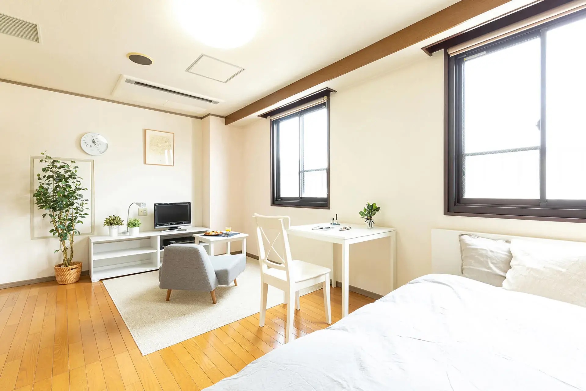 ROOM 607